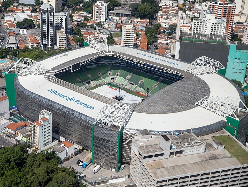 Vista aérea aproximada da arena multiuso Allianz Parque em São Paulo.