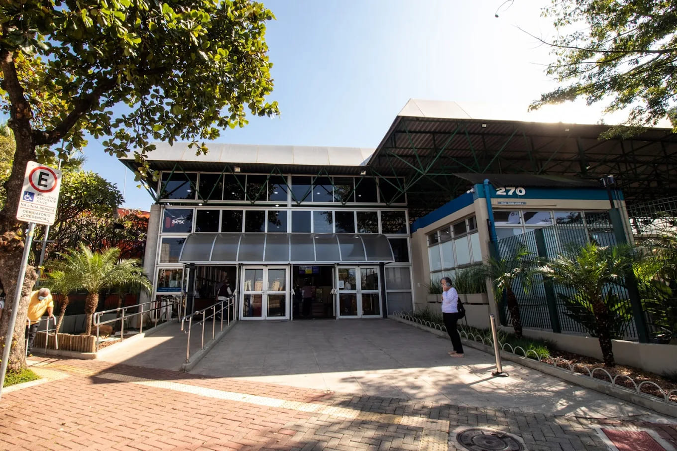 Entrada principal da unidade do SESC Campinas sob a luz do sol.