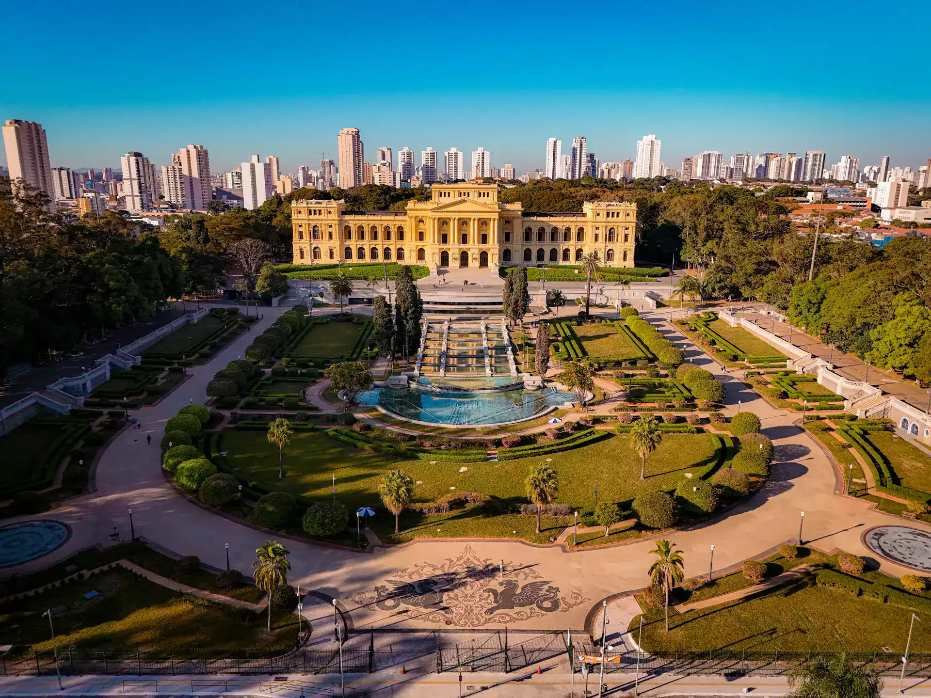 Vista aérea do Museu do Ipiranga e seus jardins simétricos em São Paulo.